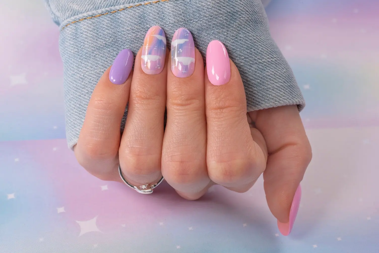 Nail art pastello con nuvole glossy e atmosfera dreamy